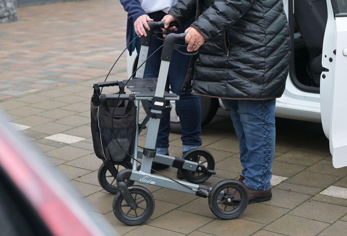 Pflege ab 2025: Diese neuen Beträge gelten für Pflegegeld und Sachleistungen Eine pflegebedürftige Seniorin beim Aussteigen aus einem Auto.