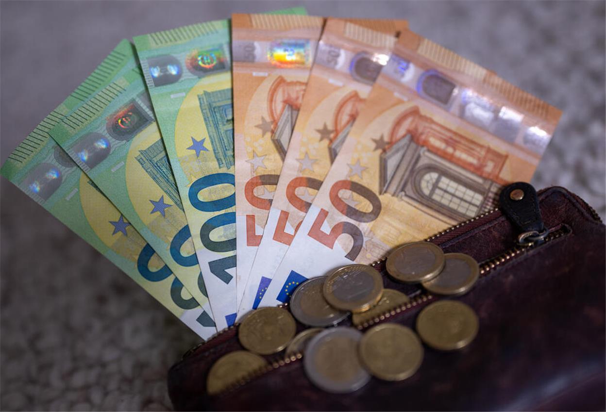 Mehr Geld im Portemonnaie? Das ist in vielen Fällen keine Zauberei. Mit ein paar einfachen Tricks können viele Menschen dauerhaft Gutes für ihre Geldbörse tun.