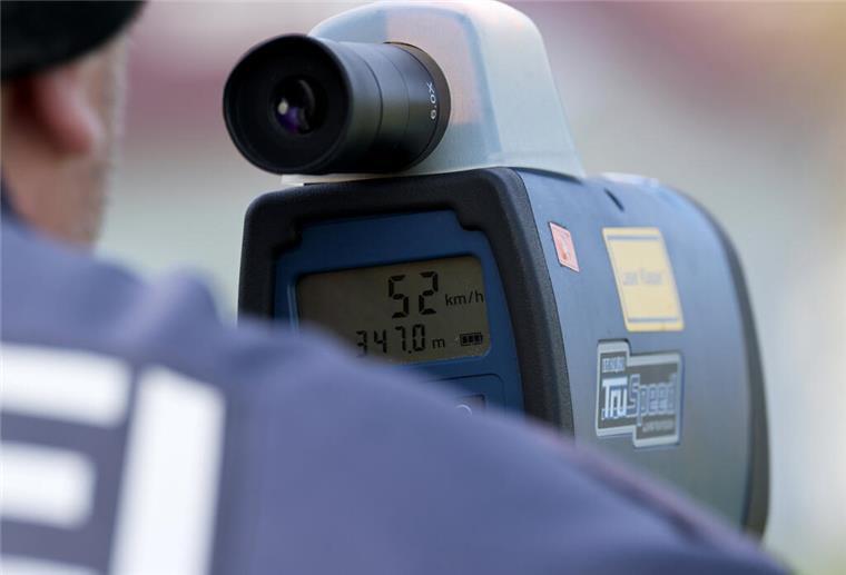 Tausende Autofahrer werden angezeigt: So heftig ist das Ergebnis des Blitzermarathons Ein Polizist misst mit einem Lasermessgerät die Geschwindigkeit von Verkehrsteilnehmern. Nun gibt es die Bilanz des Blitzermarathons in Niedersachsen.