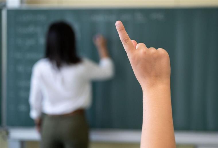 Ein Schüler meldet sich im Unterricht.