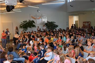 Mehr oder weniger aufmerksam lauschten die Schüler der 5. bis 7. Klassen im überfüllten Forum der Carl-Friedrich-Gauß-Schule an der Kanalstraße den Ausführungen der Lehrer und Dozenten. Auf Wunsch der Schüler, wie Didaktische Leiterin Stephanie Jordan betonte, wurden die Arbeitsgemeinschaften und Kurse im offenen Ganztagsangebot der Integrierten Gesamtschule ausführlich vorgestellt und erläutert. 
