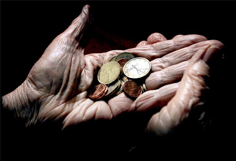  Eine 83-jährige Frau hält verschiedene Euromünzen. Mehr Rente, aber kein Plus im Geldbeutel: Für viele Senioren verpufft die Anpassung durch Anrechnung auf die Grundsicherung – Altersarmut bleibt Realität.