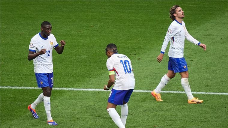 Mehr schlecht als recht: Favorit Frankreich.