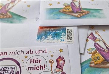 Mehrere Antwortbriefe vom Nikolauspostamt liegen auf einem Tisch.