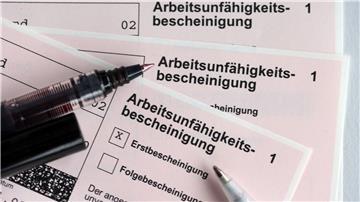Mehrere Arbeitsunfähigkeitsbescheinigungen liegen auf einem Tisch.