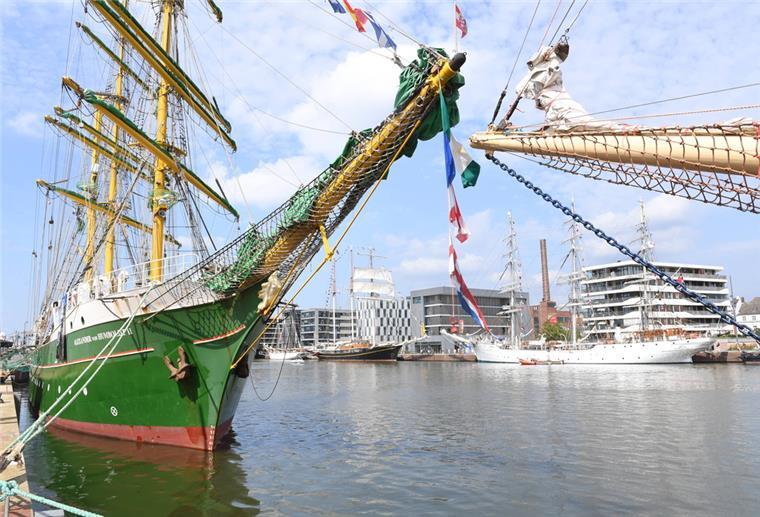 Bremerhaven: Maritime Tage bieten Schiffe, Musik und Freizeitspaß Die Dreimastbark "Alexander von Humboldt II" liegt im Neuen Hafen von Bremerhaven.