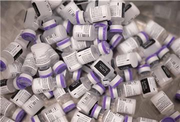 Mehrere Dosen des Covid-19 Impfstoffes von Biontech/Pfizer liegen in einer Box.