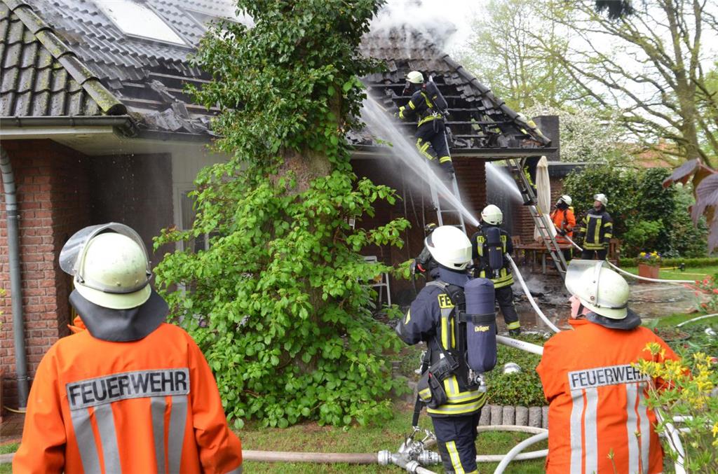 Mehrere Dutzend Feuerwehrleute waren an dem Einsatz in Zeven beteiligt. 