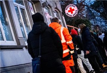 Mehrere Dutzend Meter lange Wartereihen bilden sich vor dem Testzentrum.