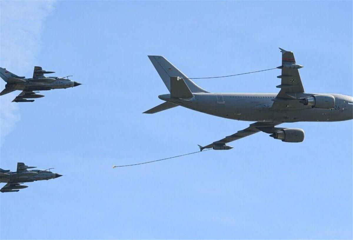 Kampfjets über Cuxhaven: Bundeswehr erklärt das Flugmanöver am Dienstag Mehrere Flugzeuge zogen am Dienstag die Blicke auf sich und ließen Beobachter in Cuxhaven rätseln, was genau vor sich ging.