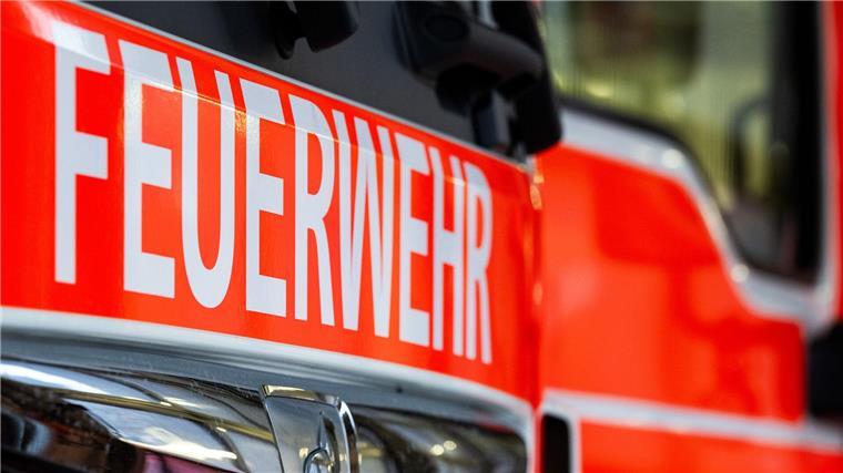 Heckenbrand setzt Haus in Flammen Mehrere freiwillige Feuerwehren bekämpften die Flammen, die schnell auf das Haus übergriffen. (Symbolbild)