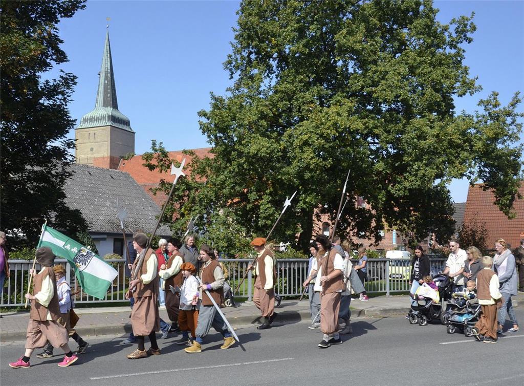 Mehrere Fußgruppen ergänzten das bunte Bild des Umzugs. Foto Ulich