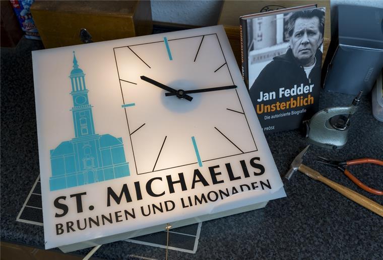 Jan Fedders Nachlass: „Heckflosse“ im Internet versteigert Eine Küchenuhr aus dem Nachlass des 2019 gestorbenen Hamburger Schauspielers Jan Fedder. Die Uhr hat bei einer Auktion 14.155 Euro zugunsten der berühmten Hamburger Kirche St. Michaelis gebracht.