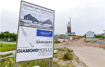 Mehrere Häuser in denen knapp 70 neue Wohnungen entstehen werden auf der Nordseeinsel Helgoland in der Nähe des Leuchtturms fertiggestellt. Es soll bezahlbarer Wohnraum auf dem Oberland für gut 160 Menschen werden. 