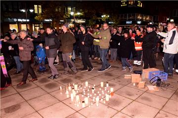 Mehrere hundert Bürger beteiligten sich am Donnerstagabend in Nordenham an der Mahnwache gegen Antisemitismus.