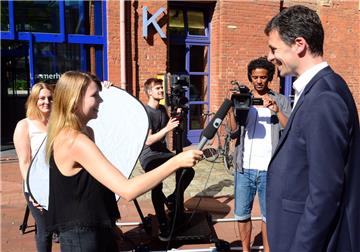 Mehrere Male muss Rektor Peter Ritzenhoff seinen Text wiederholen, bis das Filmteam mit der Szene zufrieden ist.