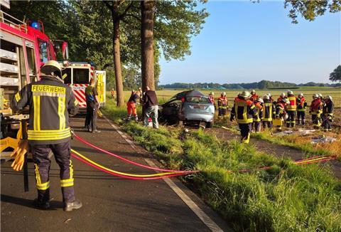 Mehrere Ortsfeuerwehren, Rettungsdienst und Polizei sind bei einem Unfall zwischen Visselhövede und Wittdorf im Einsatz und helfen einer schwer verletzten Frau.