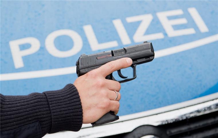 Familienstreit: Fünf Schwerverletzte bei Messerstecherei - zwei Festnahmen Mehrere Polizeibeamte mussten zu einem blutigen Familienstreit in Hannover-Döhren ausrücken.