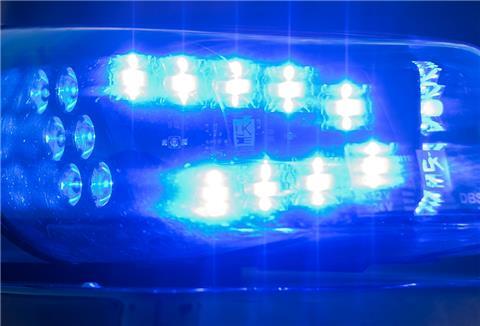Mehrere Polizeifahrzeuge wurden zerstört.