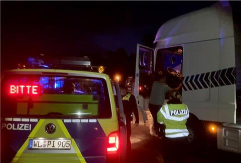 Mehrere Streifenbesatzungen haben Montagabend die Alkoholfahrt eines 57-Jährigen Kraftfahrers in seinem Sattelzug auf der A1 gestoppt.