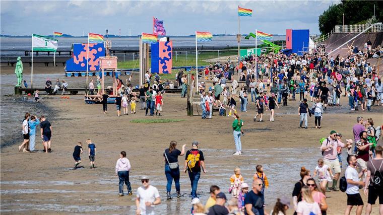 Sonne strahlt zum Auftakt des Watt en Schlick Festivals Mehrere Tausend Besucherinnen und Besucher werden zur diesjährigen Auflage des „Watt en Schlick Festival“ im friesischen Dangast erwartet.