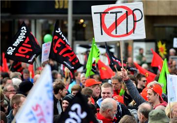 Mehrere tausend Demonstranten protestieren in Hannover  gegen das umstrittene transatlantische Freihandelsabkommen TTIP.