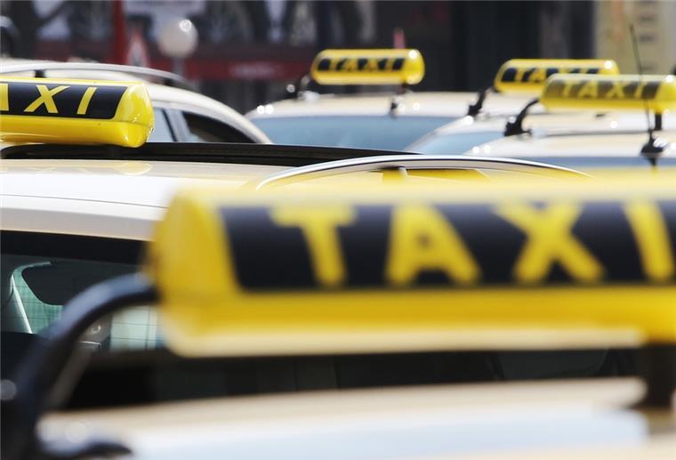Taxis warten auf Fahrgäste.