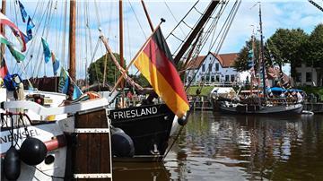 Mehrere Traditionssegler liegen anlässlich der 32. WattenSail im Hafen.