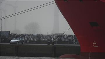 Mehrere Truppentransporter (hinten) stehen am EVAG Terminal 2 im Emder Hafen an der niedersächsischen Nordseeküste.