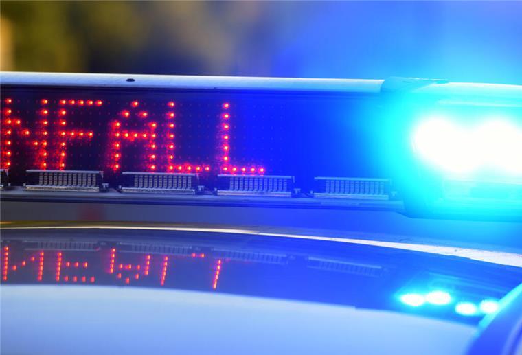 Mehrere Unfälle ereigneten sich auf der A27: Eine Fahranfängerin landete mit ihrem Audi auf der Schutzplanke, und eine andere Unfallfahrerin griff eine Polizistin an.