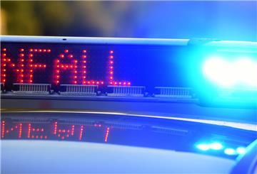 Mehrere Unfälle ereigneten sich auf der A27: Eine Fahranfängerin landete mit ihrem Audi auf der Schutzplanke, und eine andere Unfallfahrerin griff eine Polizistin an.