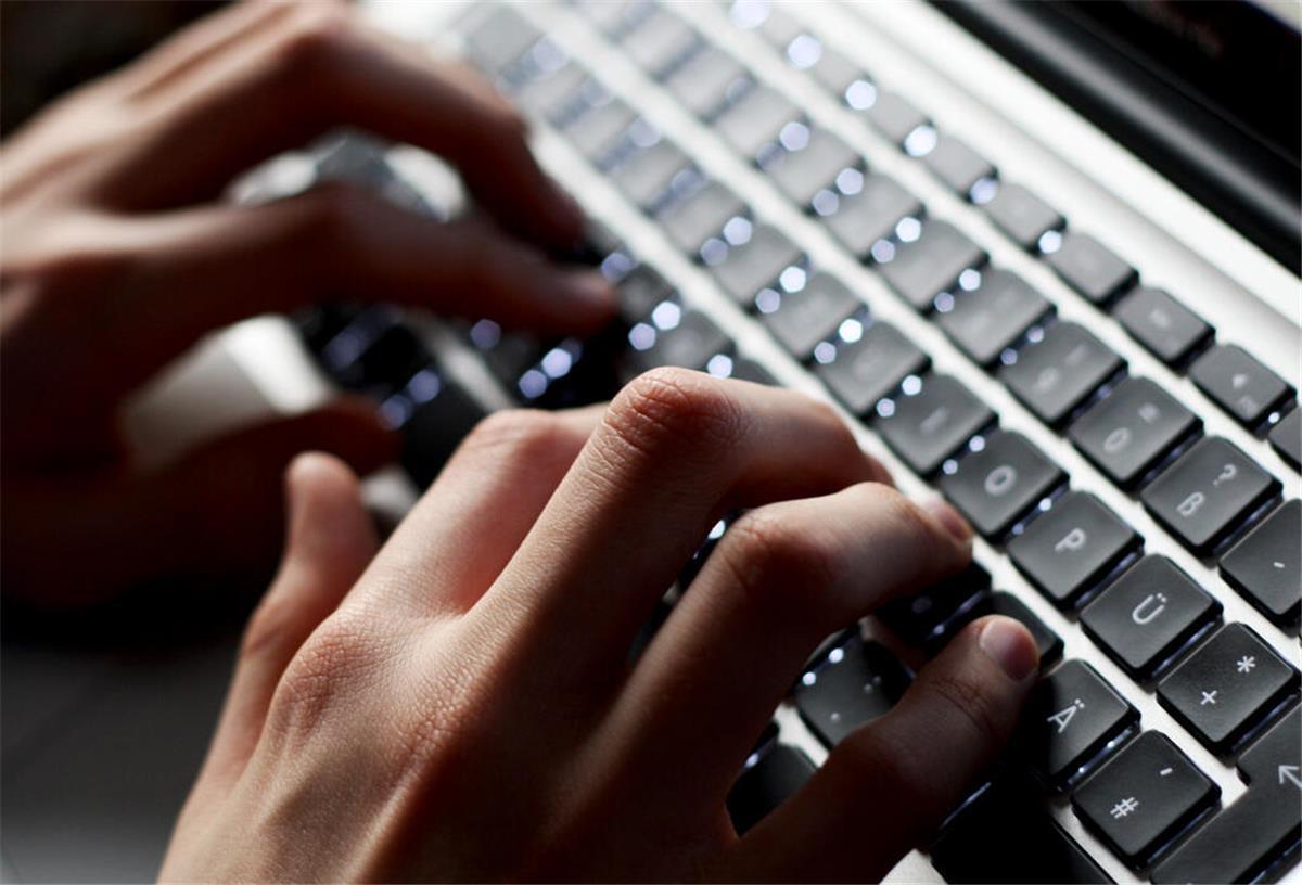 Geestländer Firmen im Visier von Betrügern: Mehrere Fälle von CEO Fraud gemeldet Hände auf einer Computertastatur