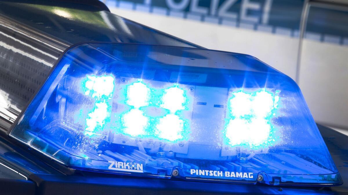 Mehrere Unfälle im Cuxland: Polizei zieht zwei Führerscheine ein - Hohe Schäden Blaulicht der Polizei. Mehrere Verkehrsunfälle beschäftigten die Polizei im Landkreis Cuxhaven.