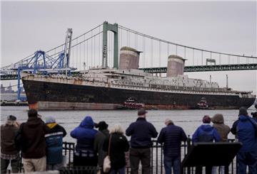 Der Ozeandampfer "United States" durchfährt einen Fluss. Nun soll er versenkt werden.