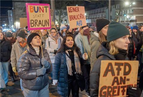 Mehrere Zehntausend Menschen sind am Dienstagabend in Köln gegen Rassismus auf die Straße gegangen. Nun ist auch in Bremen so eine Demonstration geplant.