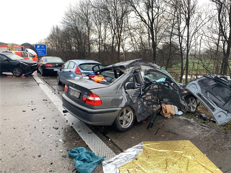 Hagelschauer auf A29 - Ein Toter und elf Verletzte Mehrere zerstörte Autos stehen nach einer Massenkarambolage auf der Autobahn 29. Ein plötzlicher Hagelschauer hat am Samstagnachmittag Autofahrer auf der Autobahn 29 bei Oldenburg überrascht und eine Massenkarambolage mit einem Todesopfer ausgelöst.