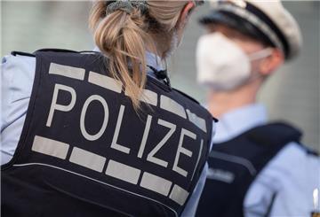 Zwei Polizeibeamte stehen sich gegenüber
