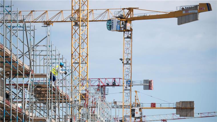 Mehrfamilienhäuser werden im Neubaugebiet Kronsrode gebaut.