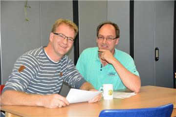 Meik Horeis (links) und Ralf Marutz, Lehrer an der Beerster Grundschule, haben an der Arbeitszeitstudie teilgenommen.