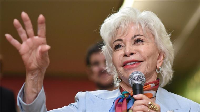 „Mein Name ist Emilia del Valle“ von Isabel Allende erscheint beim Suhrkamp Verlag (Archivbild). 