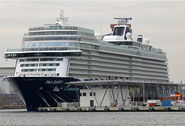 Der Luxusliner «Mein Schiff 1» von Tui Cruises hat als letztes Kreuzfahrtschiff der Saison im Ostseebad festgemacht