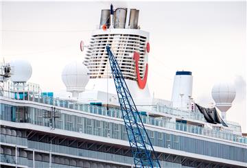 „Mein Schiff 3“ in Cuxhaven: Neun der dort untergebrachten 2.900 Besatzungsmitglieder mehrerer Schiffe wurden positiv auf das Coronavirus getestet.