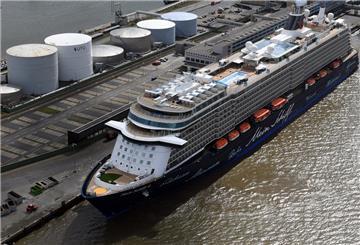 „Mein Schiff 4“  in Bremerhaven