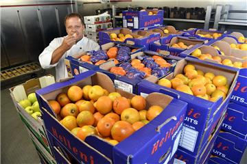 "Mein Schiff 5" vor der Abreise. Alain Doenlen ist Küchenchef  an Bord. Das Obst reicht für zwei Tage. 