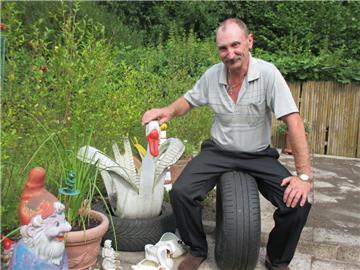 "Mein zweites Leben: Alter Autoreifen", frotzelt Peter Kirchgessner. In seinem Garten am Fleeth fabriziert er aus ollen Reifen originelle Deko-Schwäne.