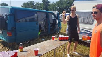 Meine Gruppe spielt Beerpong. Ziel des Spiels ist es, einen Tischtennisball in B...