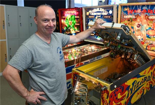 Meißner zeigt das Innenleben eines Flippers.