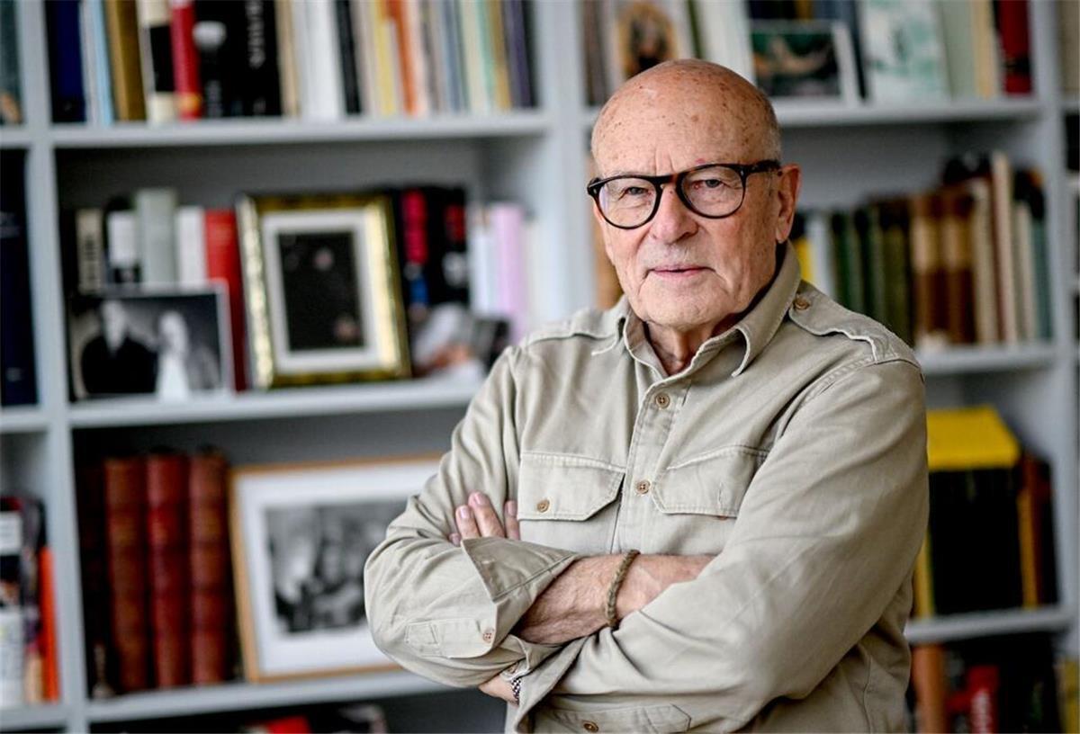 Unkreativ? Filmbranche adaptiert manche Romane immer wieder Meister der Literaturverfilmung in Deutschland ist Volker Schlöndorff. Lange bevor „The Handmaid’s Tale – Der Report der Magd“ ein Welthit wurde, hatte er schon einen Film nach dem Buch von Margaret Atwood gemacht.
