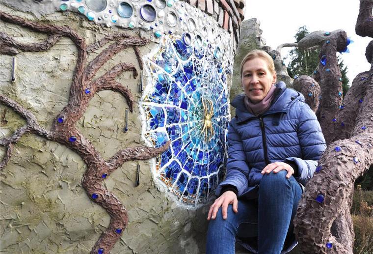 Melanie Hauschild vor ihrem Kunstwerk. Sie wird es in den nächsten Wochen abbauen.
