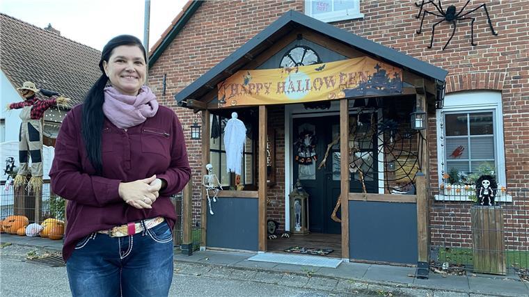 Melanie Heyer verwandelt ihr Haus in der Achternstraße in Blexen jedes Jahr wieder in ein wahres Gruselerlebnis.